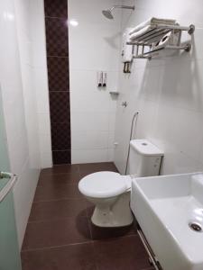 新山Fortune Hotel的白色的浴室设有卫生间和水槽。