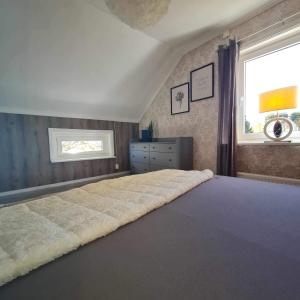 Liebevoll renoviertes Ferienhaus im schwedischen Lappland的卧室内的一张大床,设有窗户