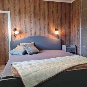 Liebevoll renoviertes Ferienhaus im schwedischen Lappland的卧室配有一张带两盏灯的墙壁床。