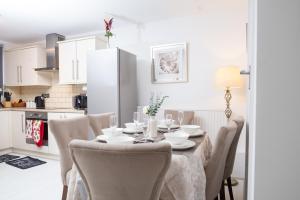 伦敦Spacious House near Kings Cross的厨房以及带桌椅的用餐室。