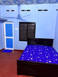 贾夫纳Jaffna Town的蓝色房间中的一张床位