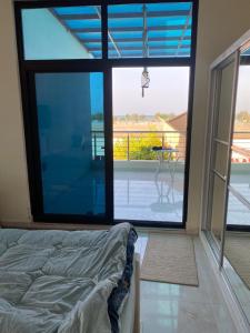 Dumistānاستراحة الساحل的一间卧室设有一张床,享有阳台的景色
