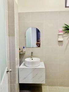 芹苴Homestay KV的浴室设有白色水槽和镜子