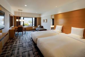 京都京都布莱顿酒店的酒店客房配有两张床和一张书桌