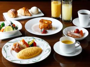 京都京都布莱顿酒店的餐桌,盘子,咖啡