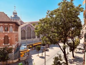 瓦伦西亚Mercado Central Apartments的城市街道与建筑景观