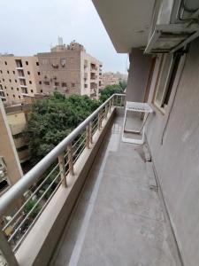 开罗شقة مستوى فندقى المهندسين للعائلات فقط的大楼内带椅子的阳台