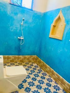江比阿Nakupenda House的蓝色的浴室设有卫生间和淋浴。