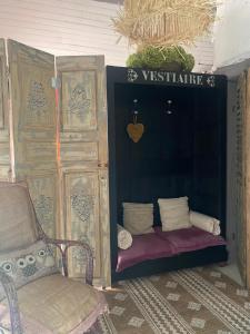 Thiel-sur-AcolinLa Maison du Bonheur的带沙发、椅子和门的房间