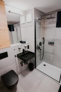 罗伊特林根KOCAK - Exklusives Apartment in Zentrumsnähe的带淋浴和盥洗盆的浴室