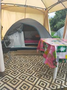 锡拉奥KER L'ÎLET的帐篷前设有桌子