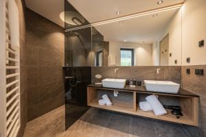 塞斯托Vista Chalets Sexten的浴室设有2个水槽和镜子