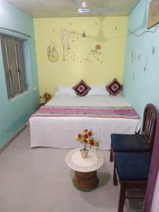 阿格拉Superinn home stay& guest house的一间卧室配有两张床和一张鲜花桌
