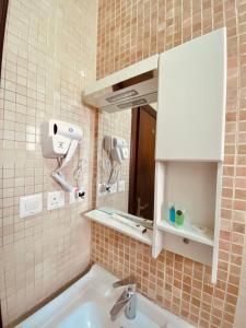 延布فلورز سويتس的一间带水槽和镜子的浴室