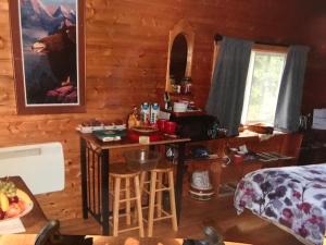 怀特霍斯B的三次方住宿加早餐酒店的小木屋内带书桌的房间