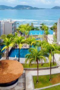 芭东海滩Oceanfront Beach Resort - SHA Extra Plus的享有棕榈树度假村和大海的景致。