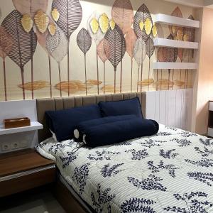 万隆Cozy 2 BR Sudirman Suites Apartment的一间卧室配有一张带蝴蝶壁画的床