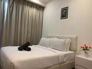 吉隆坡RS Suites In Bukit Bintang的一间卧室,床上有黑泰迪熊