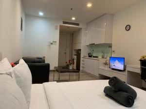吉隆坡RS Suites In Bukit Bintang的一间带白色沙发的客厅和一间厨房