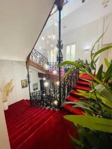 佩皮尼昂小屋酒店的铺有红色地毯的楼梯