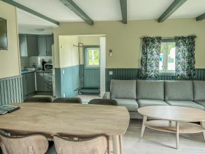 福勒Sudersand Resort的客厅配有沙发和桌子