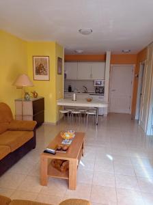 圣地亚哥港Govimar Tenerife的客厅配有沙发和桌子