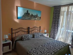 圣地亚哥港Govimar Tenerife的卧室配有一张挂在墙上的床铺