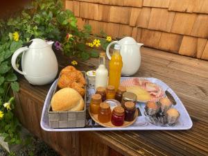 Frasnes-lez-AnvaingEntre mare et chêne的桌上装有食物和饮料的托盘