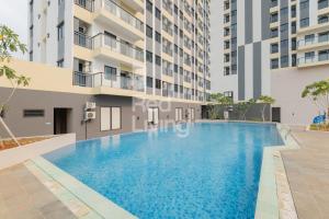 雅加达RedLiving Apartemen Jakarta Living Star - BoboRooms的一座建筑物中央的游泳池
