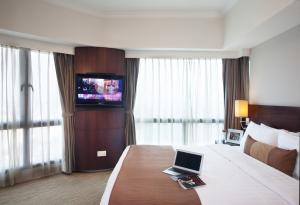 河内河内萨默塞特格兰德酒店的酒店客房,配有一张带笔记本电脑的床