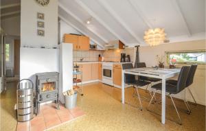 诺尔沃鲁普2 Bedroom Stunning Home In Thisted的厨房配有餐桌和炉灶。