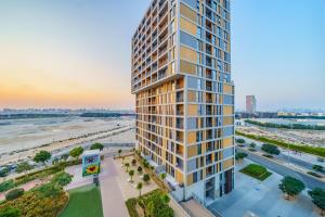 迪拜Dar Alsalam - Stunning Apartment in Afnan 2 With Balcony的海滩旁高楼高楼的景色