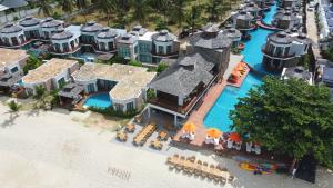 Ban Phang PhraoYotaka Khanom的海滩上的度假村的空中景致