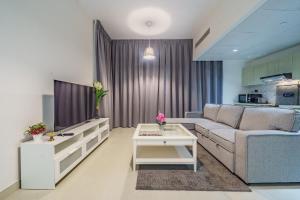 迪拜Dar Alsalam - Modern Apartment With Stunning Views in Dania 3的客厅配有沙发和桌子