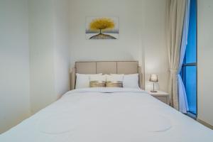 迪拜Dar Alsalam - Modern Apartment With Stunning Views in Dania 3的卧室配有白色的床和窗户。