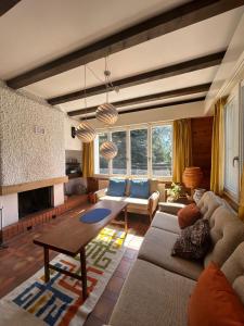 韦松纳Cache-Cache MOUNTAIN & QUIET chalet 10 pers的客厅配有沙发和桌子