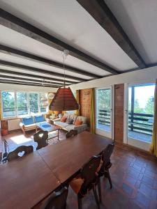 韦松纳Cache-Cache MOUNTAIN & QUIET chalet 10 pers的客厅配有大型木桌和椅子