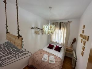 LapezaCasa La Chicuela的一间卧室配有一张床和一个吊灯