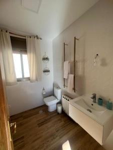LapezaCasa La Chicuela的白色的浴室设有卫生间和水槽。