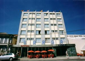 卡瓦尼亚斯萨尔加酒店的前面有桌子和伞的建筑