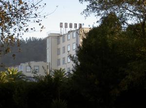 卡瓦尼亚斯萨尔加酒店的一座白色的建筑,上面有一座塔