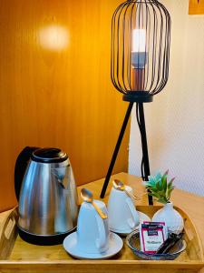 斯图加特拉费尔酒店的茶壶和台灯的桌子