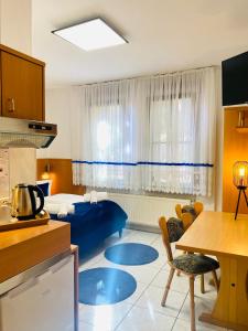 斯图加特拉费尔酒店的酒店客房带一张床和一个厨房