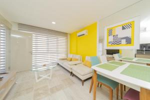 安塔利亚Residence w Shared Pool 3 min to Mall of Antalya的客厅配有沙发和桌子