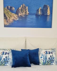 卡普里Romy Blu的挂在沙发上的一幅画,上面有枕头