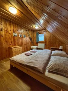 特尔乔夫Chata pod Kyčerou的小木屋内一间卧室,配有一张大床