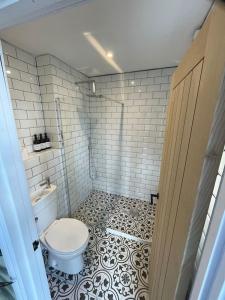 伊普斯威奇Hall Farm Cottage, Barham的一间带卫生间的浴室和瓷砖地板。