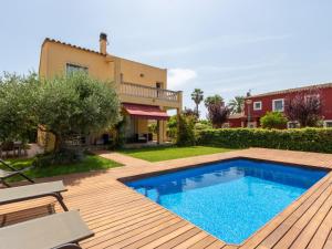 桑特佩尔佩斯卡多尔Casa Sant Pere Pescador, 3 dormitorios, 8 personas - ES-89-90的一座带游泳池和房子的别墅