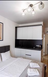 波利亚纳Arena Apart - Hotel的卧室配有白色的床和2条毛巾