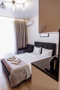 波利亚纳Arena Apart - Hotel的配有一张床和一张书桌的酒店客房